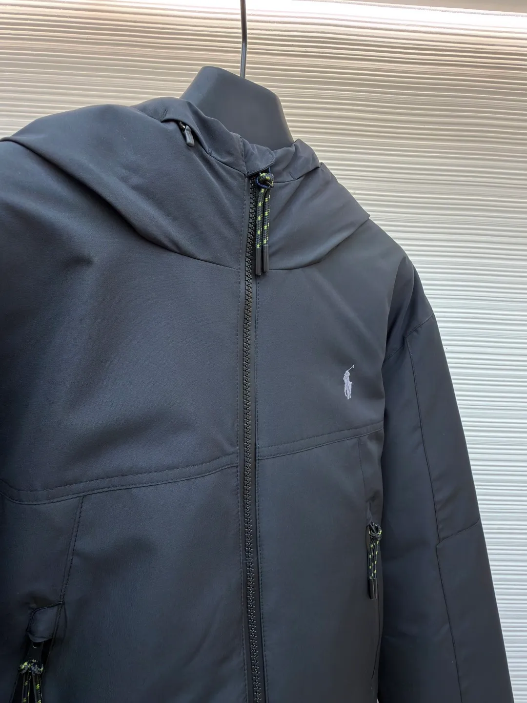 Ralph Lauren logo hooded down jacket ●Original version: purchased and developed by 2689 ●Item number: 1682203-D60 ●Fabric: white duck down fabric ●Technology: mechanical down filling ●Color: black ●Version: fitted version ●Weight: about 890 grams ●Size: S-M-L-XL ●Description: Made of 90 white duck down, with a weight of 220g, ensuring excellent thermal insulation performance. After strict screening and treatment, the velvet is not easily drilled, ensuring durability. The classic jacket has a slightly loose fit, with slightly dropped shoulder lines (shoulder width is 1-2cm wider than the standard fit). The length reaches the hips, and the sleeves are slightly tapered straight sleeves, taking into account freedom of movement and casual style. The adjustable Velcro on the cuffs allows you to freely adjust the tightness according to the thickness of your wrist and personal preferences, effectively preventing cold wind from intruding, and improving the warmth retention performance. In terms of storage, there are two zipper pockets on the front for you to store frequently used items, and the zipper design ensures that items are not easily lost. A built-in pocket on the left side of the chest provides a safe storage space for some small private items. The drawstring design at the hem allows you to adjust the shape of the jacket according to your body shape and dressing needs. Whether it is loose and casual or slim and neat, you can easily control it. The overall wiring is straight and delicate, the fabric is comfortable and soft, and the color is consistent without color difference. It can be matched with the same style to create a fashionable look and control various occasions. Customized accessories, complete with three standards, same style for men and women!